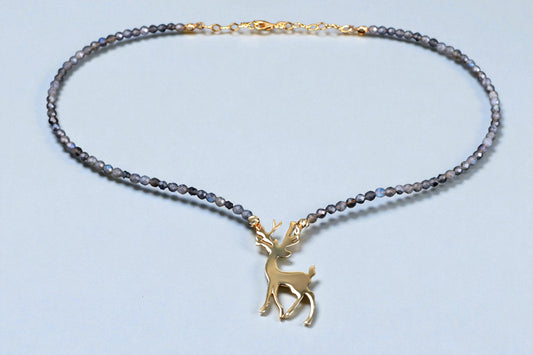 925 Ayar Gümüş 18K Altın Kaplama Labradorit Taşlı Geyik Kolye – El Yapımı, Doğal Taş